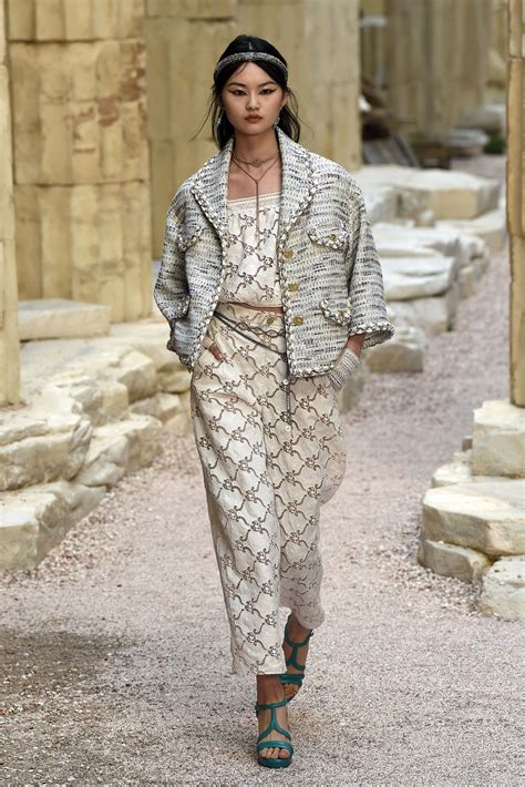 chanel criuses 2018|Chanel Cruise 2018 Show: All the Looks [PHOTOS] .